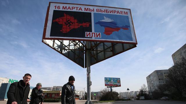 Ein Wahlplakat in der Stadt Sebastopol auf der ukrainischen Halbinsel Krim weist auf das Referendum über einen Anschluss an Russland am 16. März hin.