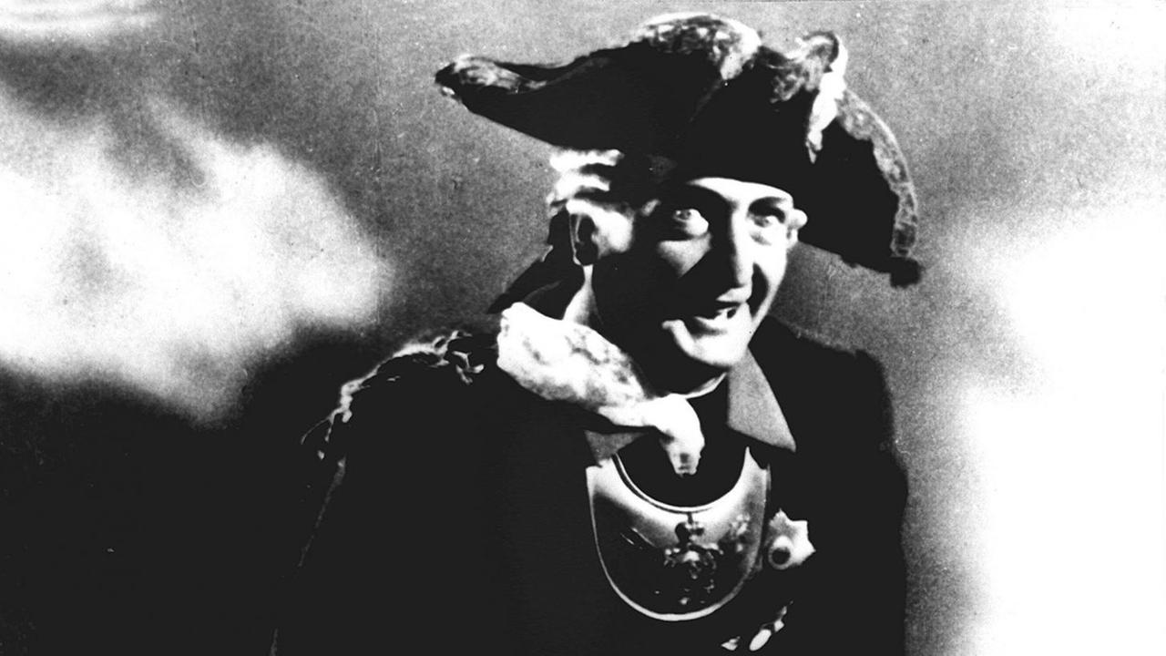 Hauptdarsteller Hans Albers reitet als Lügenbaron "Münchhausen" in einer Szene des gleichnamigen Films auf einer Kanonenkugel durch die Lüfte. Hauptdarsteller Hans Albers reitet als Lügenbaron "Münchhausen" in einer Szene des gleichnamigen Films auf einer Kanonenkugel durch die Lüfte.