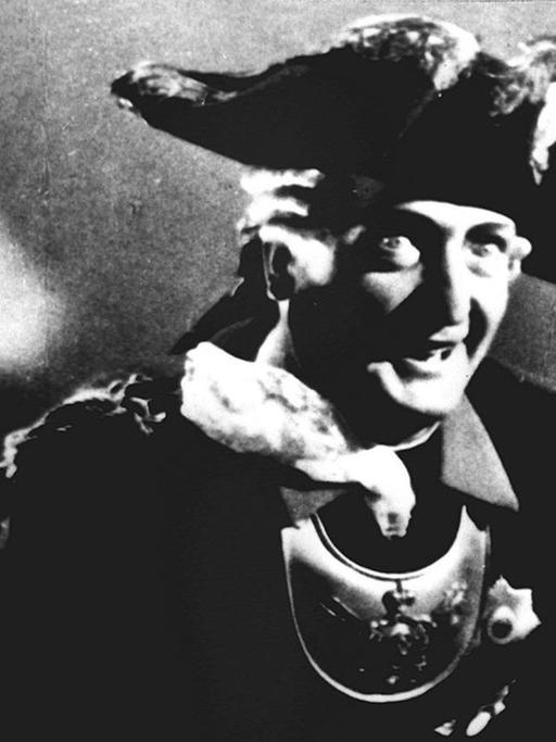 Hauptdarsteller Hans Albers reitet als Lügenbaron "Münchhausen" in einer Szene des gleichnamigen Films auf einer Kanonenkugel durch die Lüfte.