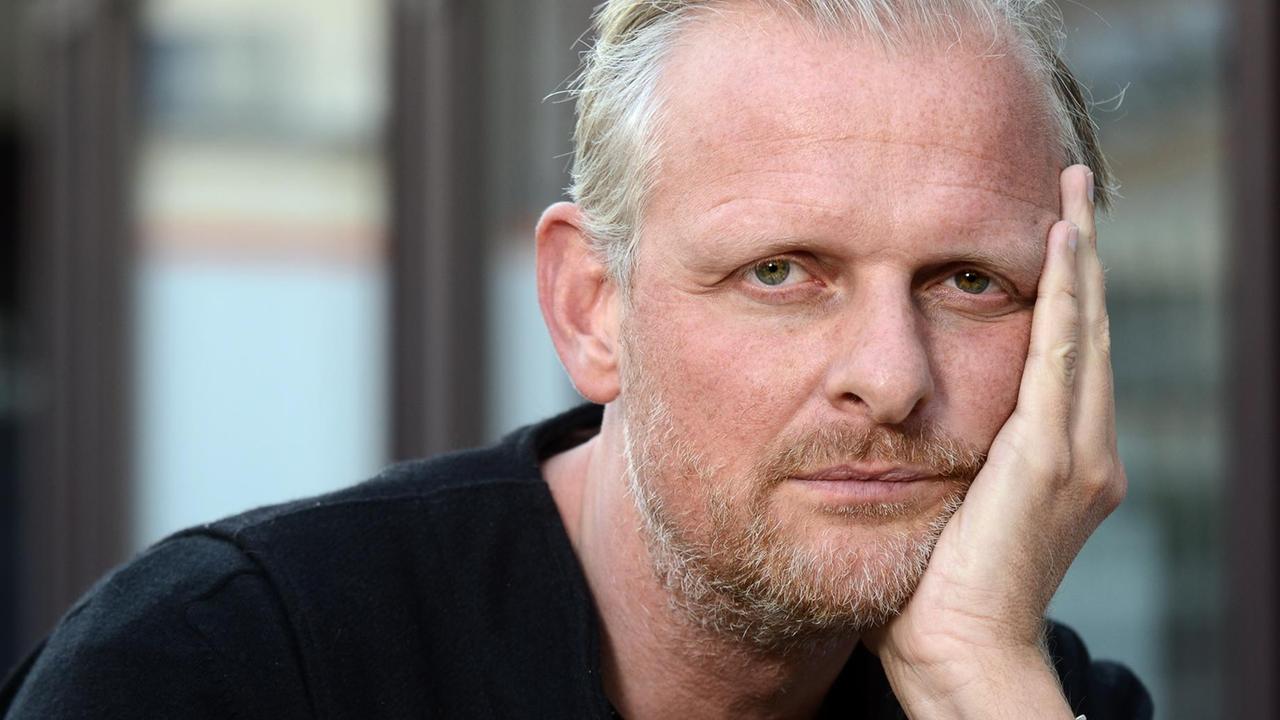 Porträt von Thomas Ostermeier, Künstlerischer Leiter und Regisseur an der Schaubühne Berlin. Porträt von Thomas Ostermeier, Künstlerischer Leiter und Regisseur an der Schaubühne Berlin.