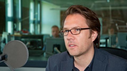 Matthias Weichelt, Chefredakteur der Zeitschrift "Sinn und Form" im Studio von Deutschlandradio Kultur
