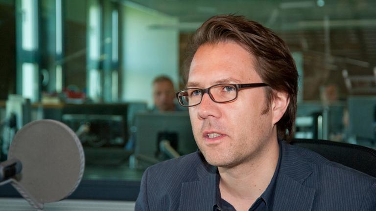 Matthias Weichelt, Chefredakteur der Zeischrift "Sinn und Form", im Studio von Deutschlandradio Kultur.