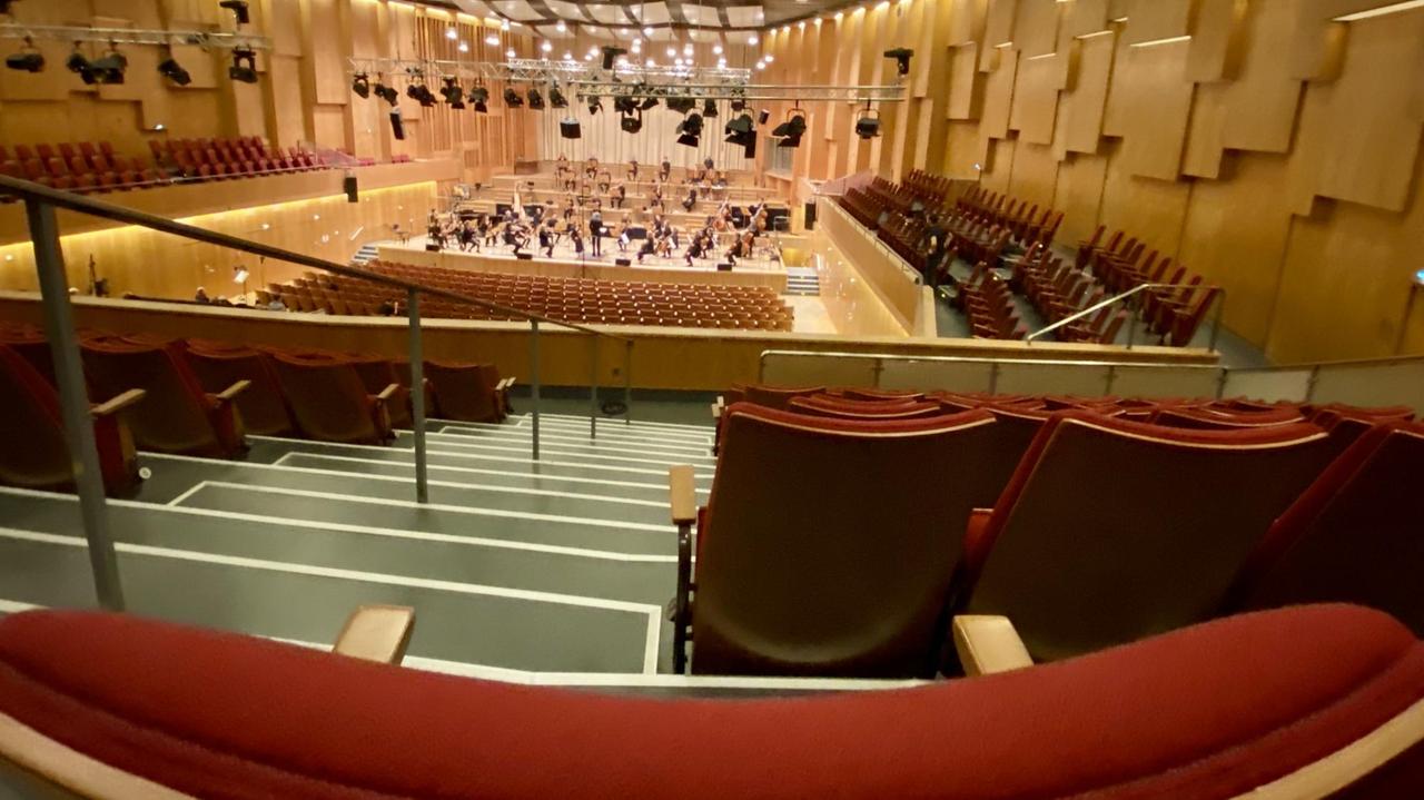 Das Rundfunk-Sinfonieorchester Berlin spielt auf einer Bühne mit leerem Saal.