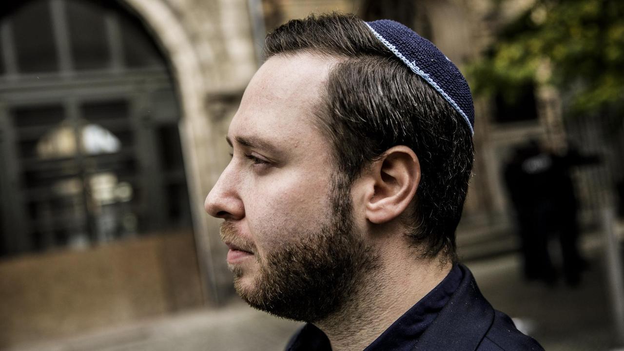 Mike Samuel Delberg, Repräsentant der Jüdischen Gemeinde zu Berlin, steht vor der Neuen Synagoge in Berlin.