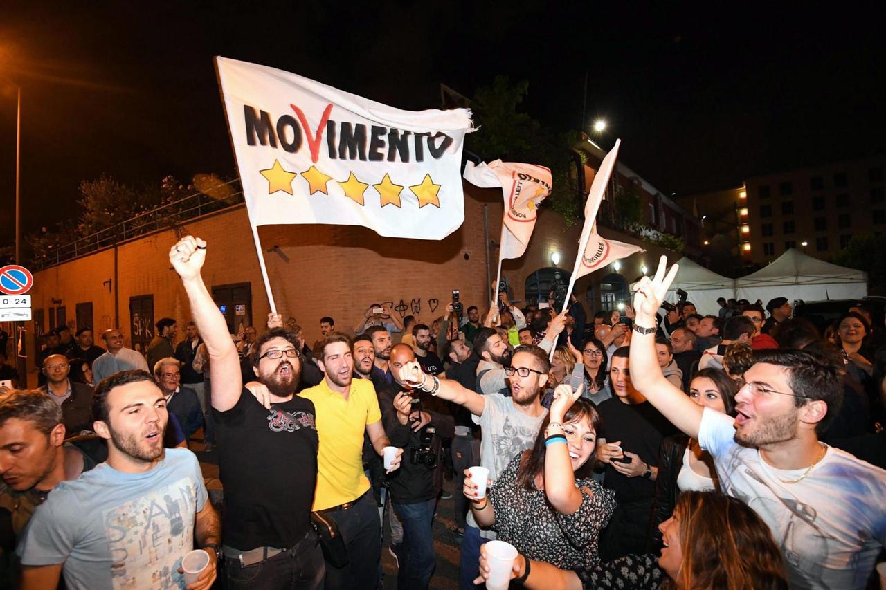 Feiern in Rom: Die Anhänger der Fünf-Sterne-Bewegung nach der Kommunalwahlen in Italien. 