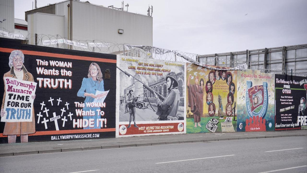 Politisches Graffiti auf der Peace Line, welche katholische und protestantische Viertel in Belfast voneinander trennt. (Falls Road, Katholischer Bereich). Politisches Graffiti auf der Peace Line, welche katholische und protestantische Viertel in Belfast voneinander trennt. (Falls Road, Katholischer Bereich).