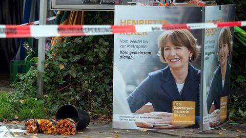 Ein Plakat der Kölner Obermeisterkandidatin Henriette Reker ist am 17.10.2015 in Köln (Nordrhein-Westfalen) einen Tatort zu sehen. Die Kölner Oberbürgermeisterkandidatin Henriette Reker ist einen Tag vor der Wahl bei einer Messerattacke in Köln verletzt worden.