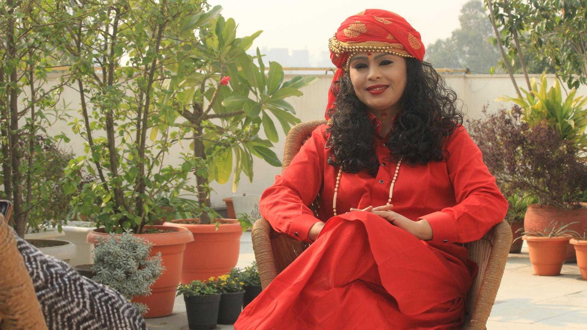 Auf dem Bild ist die indische Sängerin Laxmi Dubey zu sehen. Sie trägt ein traditionelles indisches Kleid.