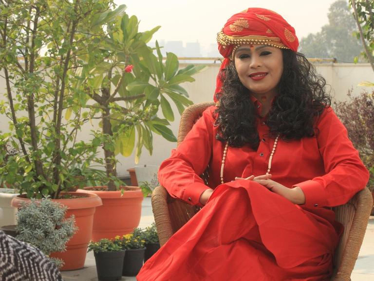 Auf dem Bild ist die indische Sängerin Laxmi Dubey zu sehen. Sie trägt ein traditionelles indisches Kleid.