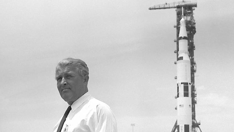 Wernher von Braun vor der Saturn-V-Rakete