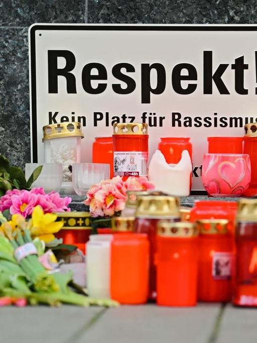 In der Nähe des Tatortes am Heumarkt in Hanau wurden Kerzen, Blumen und ein Schild mit der Aufschrift "Respekt! Kein Platz für Rassismus" niedergelegt.