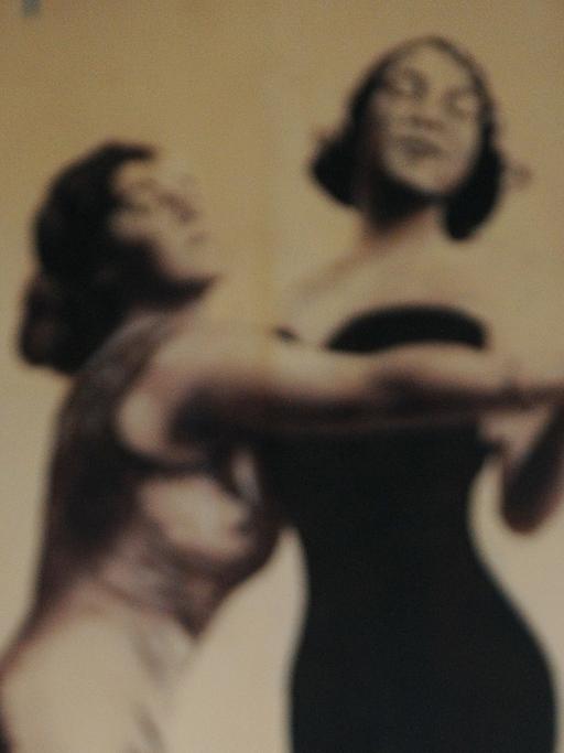Zwei Frauen tanzen im Berlin der 1920er-Jahre in einem Varieté miteinander.