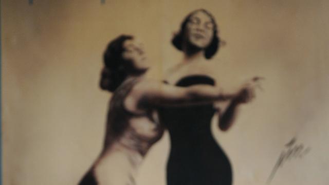 Zwei Frauen tanzen im Berlin der 1920er-Jahre miteinander.