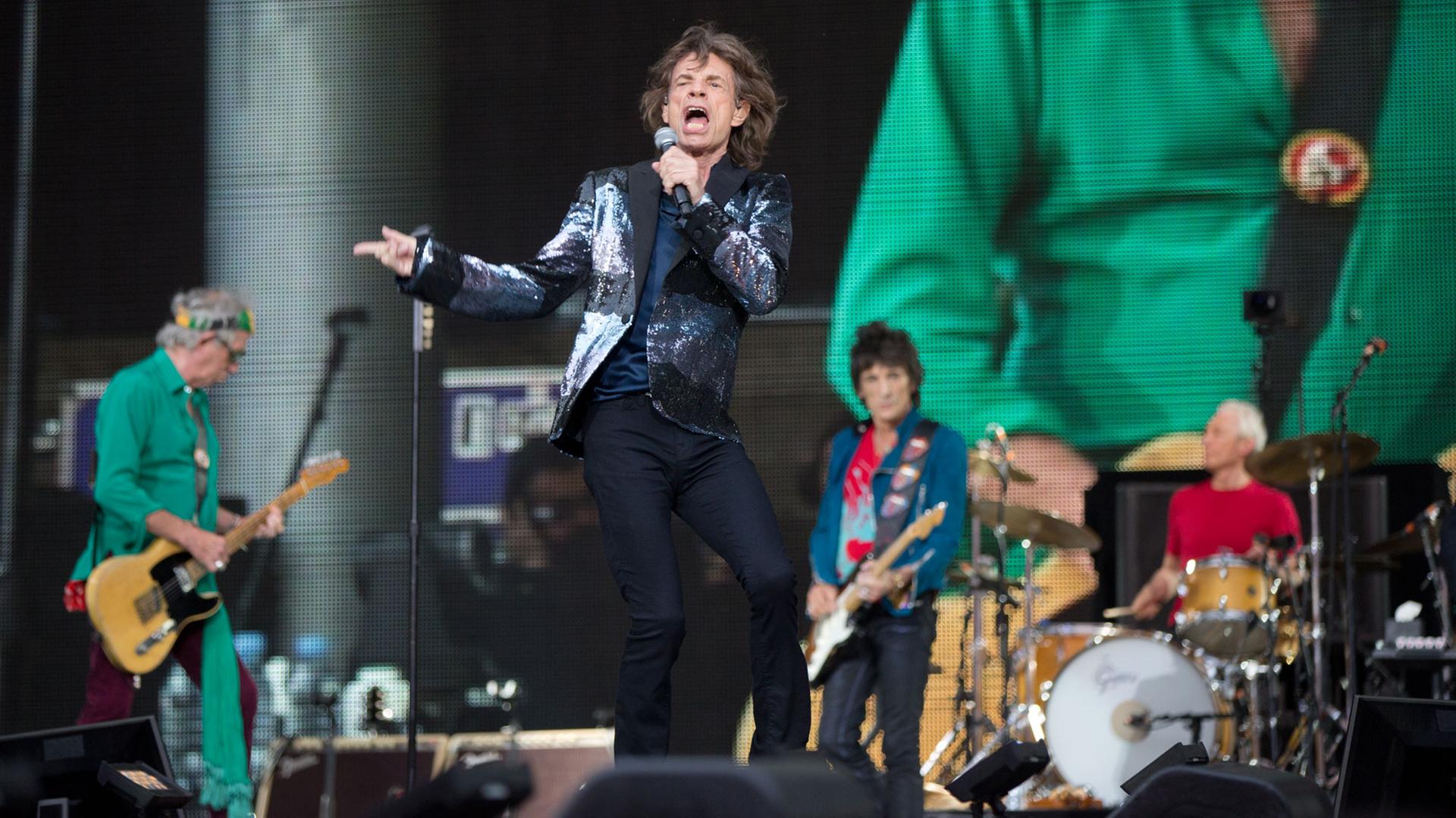 Die Rolling Stones mit ihrem Sänger Mick Jagger (vorne) geben am 10.06.2014 ein Konzert in der Waldbühne in Berlin. Die Rolling Stones mit ihrem Sänger Mick Jagger (vorne) geben am 10.06.2014 ein Konzert in der Waldbühne in Berlin.
