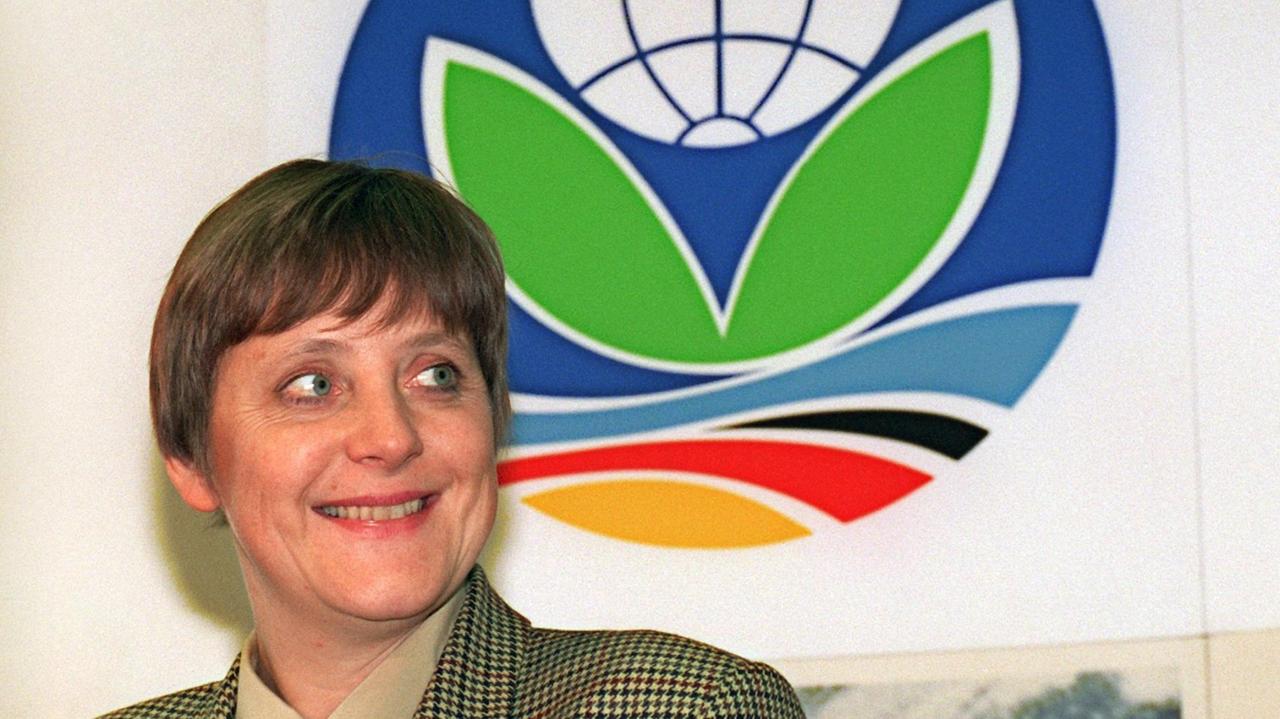 Die Bundesministerin für Umwelt, Naturschutz und Reaktorsicherheit, Angela Merkel, steht am 8.3.1995 vor dem Logo der UN-Klimakonferenz Die Bundesministerin für Umwelt, Naturschutz und Reaktorsicherheit, Angela Merkel, steht am 8.3.1995 vor dem Logo der UN-Klimakonferenz
