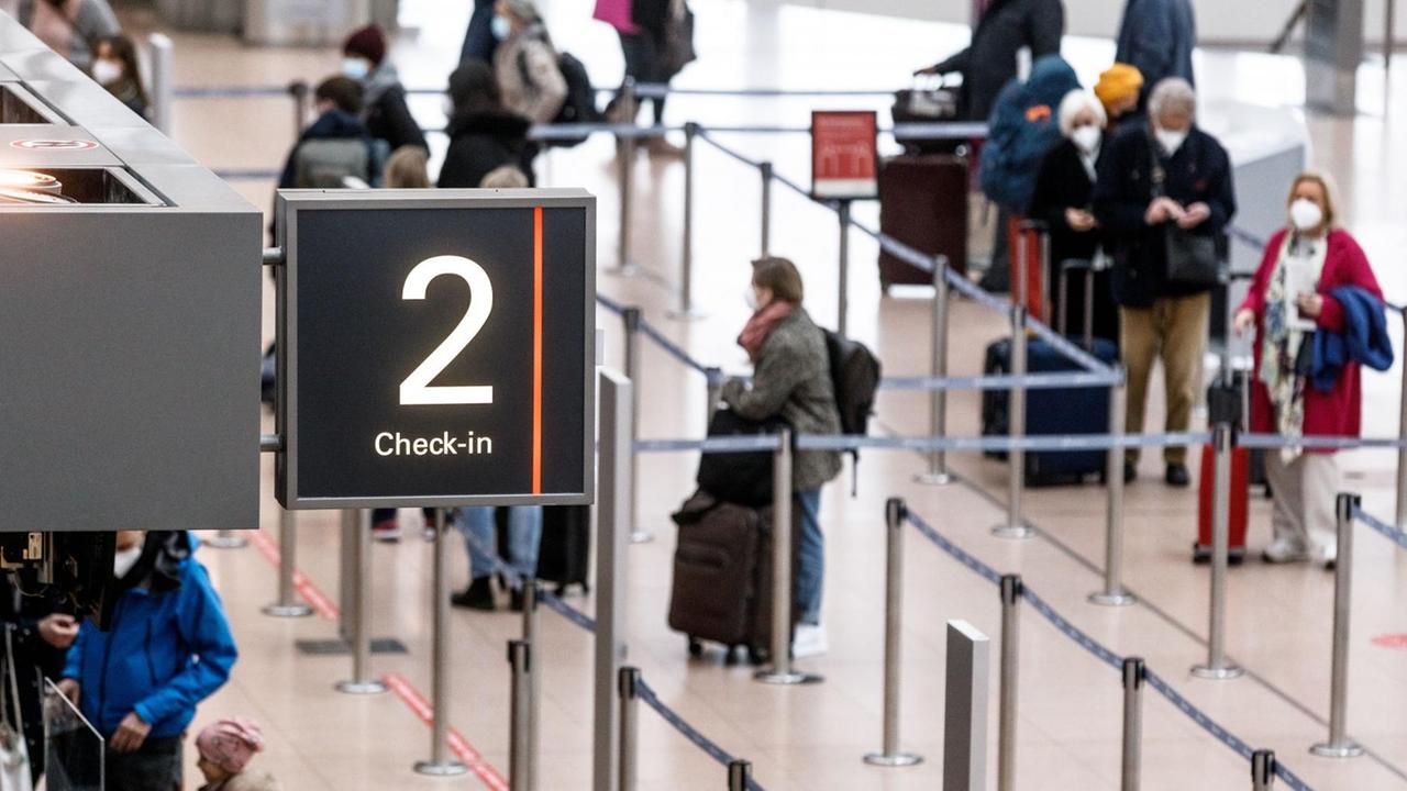 Passagiere checken im Flughafen Hamburg am 14.3.21 zum Flug Eurowings EW 7588 nach Palma de Mallorca ein. Passagiere checken im Flughafen Hamburg am 14.3.21 zum Flug Eurowings EW 7588 nach Palma de Mallorca ein.