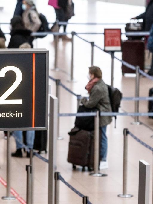 Passagiere checken im Flughafen Hamburg am 14.3.21 zum Flug Eurowings EW 7588 nach Palma de Mallorca ein.