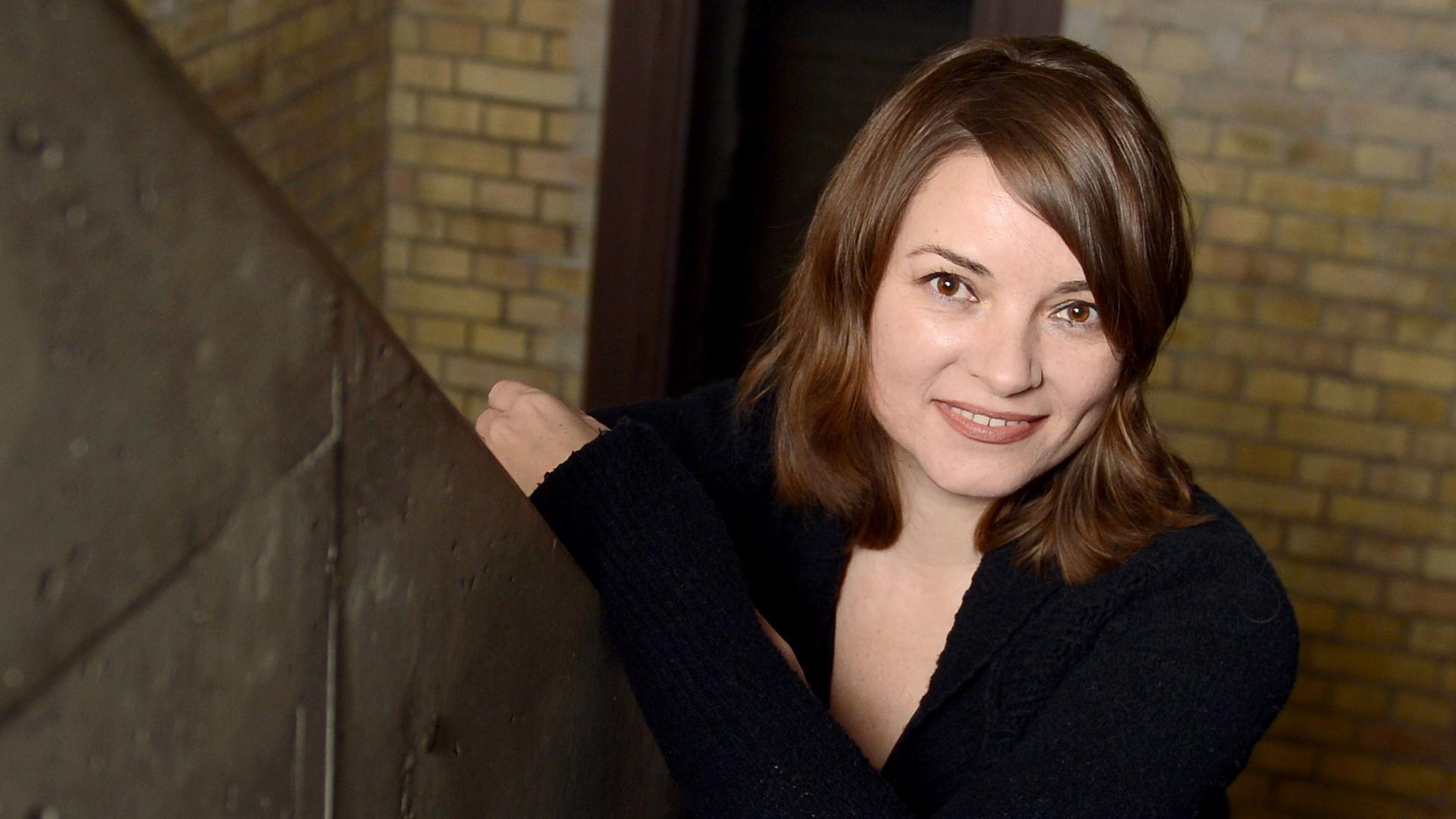In einem Treppenhaus steht die Sängerin Andrea Schroeder. In einem Treppenhaus steht die Sängerin Andrea Schroeder.