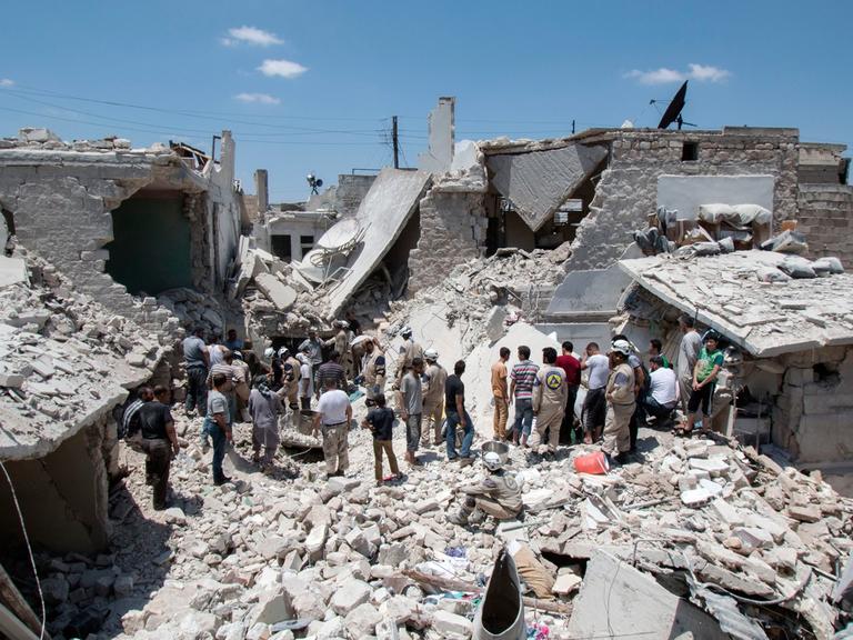 Anwohner in Aleppos Viertel Maadi im Juni 2015