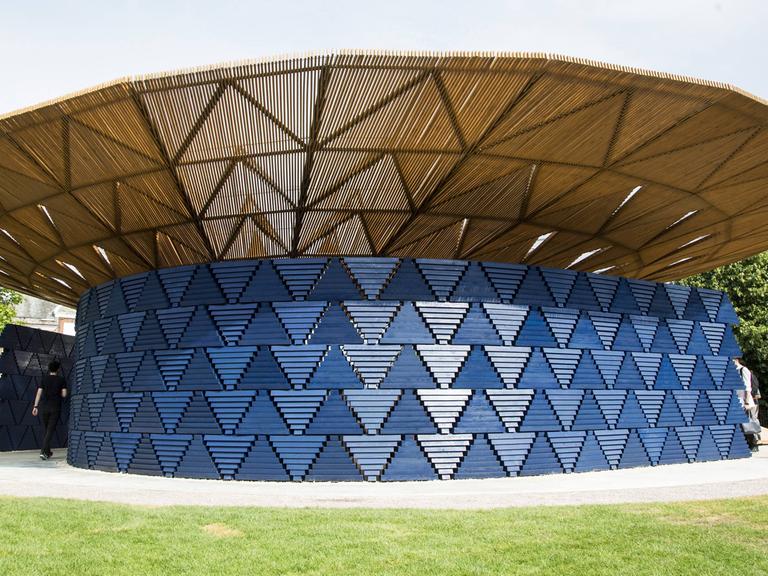 Der Sommerpavillon des Wahlberliners Diébédo Francis Kéré aus Burkina Faso.