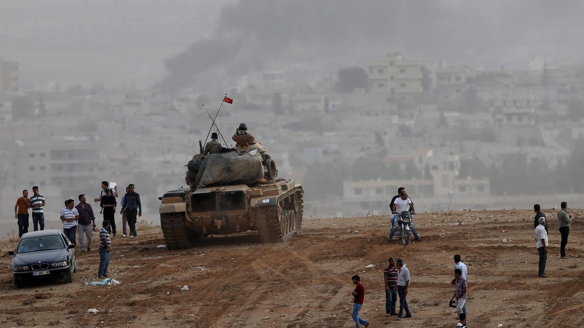 Die Grenze bei Kobane: türkische Panzer und Schaulustige Die Grenze bei Kobane: türkische Panzer und Schaulustige
