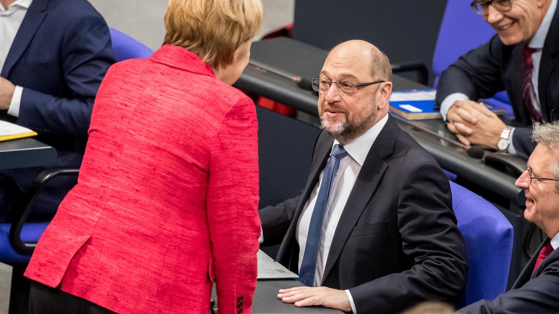Bundeskanzlerin Angela Merkel (CDU) spricht mit Martin Schulz, SPD Bundesvorsitzender, am 21.11.2017 im Bundestag in Berlin. In seiner 2. Sitzung der 19. Legislaturperiode berät der Deutsche Bundestag unter anderem über Bundeswehreinsätze und die Einsetzung verschiedener Ausschüsse. Foto: Michael Kappeler/dpa | Verwendung weltweit Bundeskanzlerin Angela Merkel (CDU) spricht mit Martin Schulz, SPD Bundesvorsitzender, am 21.11.2017 im Bundestag in Berlin. In seiner 2. Sitzung der 19. Legislaturperiode berät der Deutsche Bundestag unter anderem über Bundeswehreinsätze und die Einsetzung verschiedener Ausschüsse. Foto: Michael Kappeler/dpa | Verwendung weltweit
