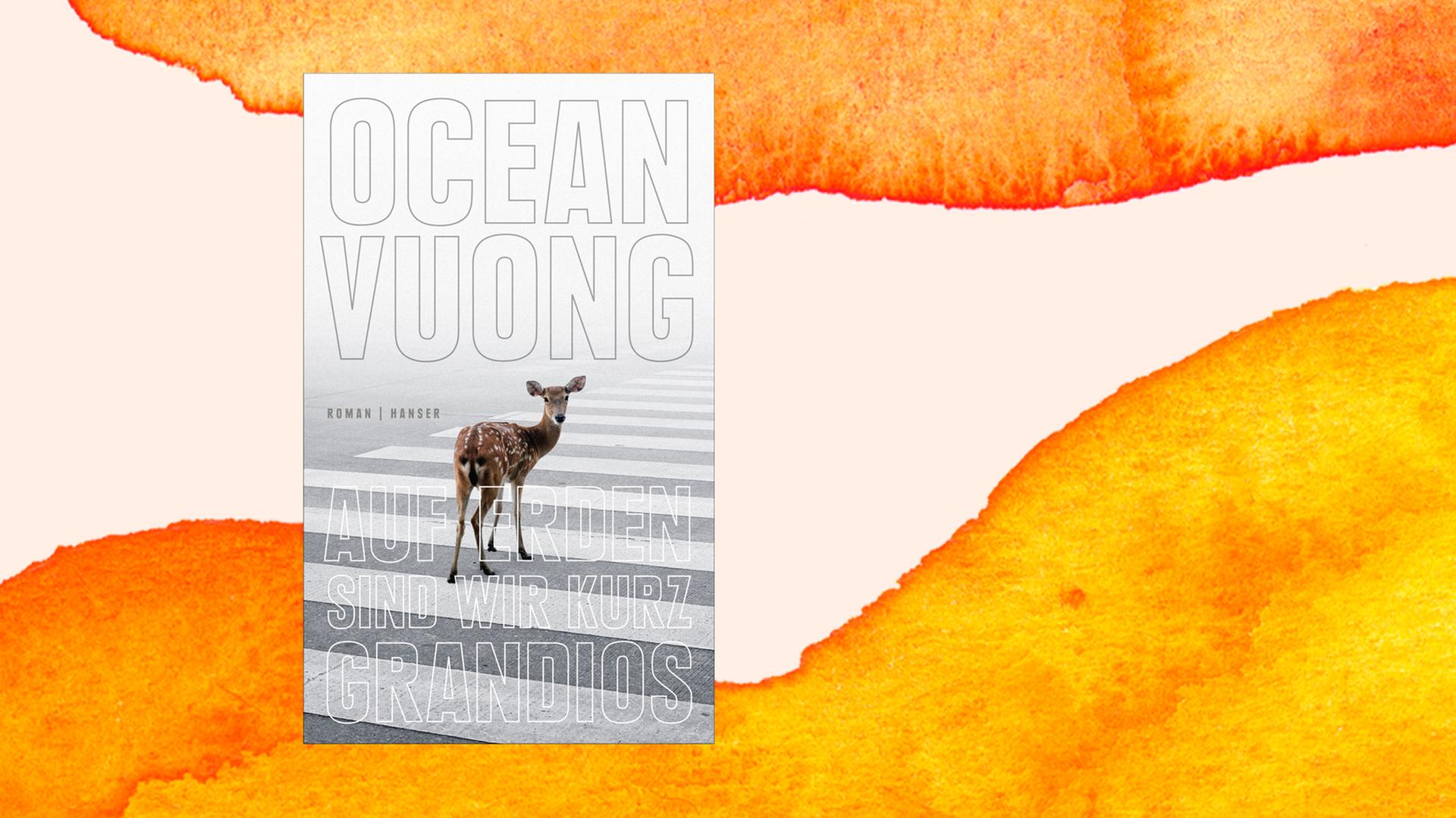 Das Cover von Ocean Vuongs "Auf Erden sind wir kurz grandios" auf einer orange-farbenen Fläche. Das Cover von Ocean Vuongs "Auf Erden sind wir kurz grandios" auf einer orange-farbenen Fläche.