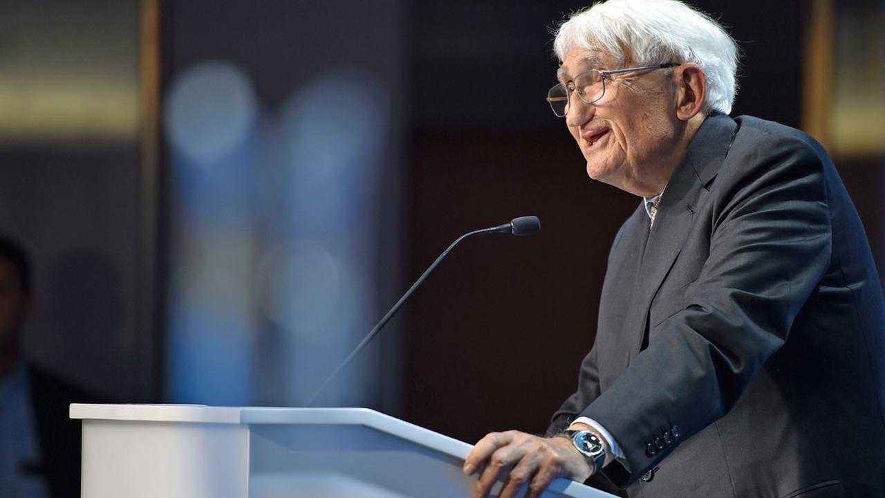Jürgen Habermas, deutscher Philosoph, spricht am 4.7.2018 im ZDF-Hauptstadtstudio in Berlin. Habermas erhielt den deutsch-französischen Medienpreis. Jürgen Habermas, deutscher Philosoph, spricht am 4.7.2018 im ZDF-Hauptstadtstudio in Berlin. Habermas erhielt den deutsch-französischen Medienpreis.