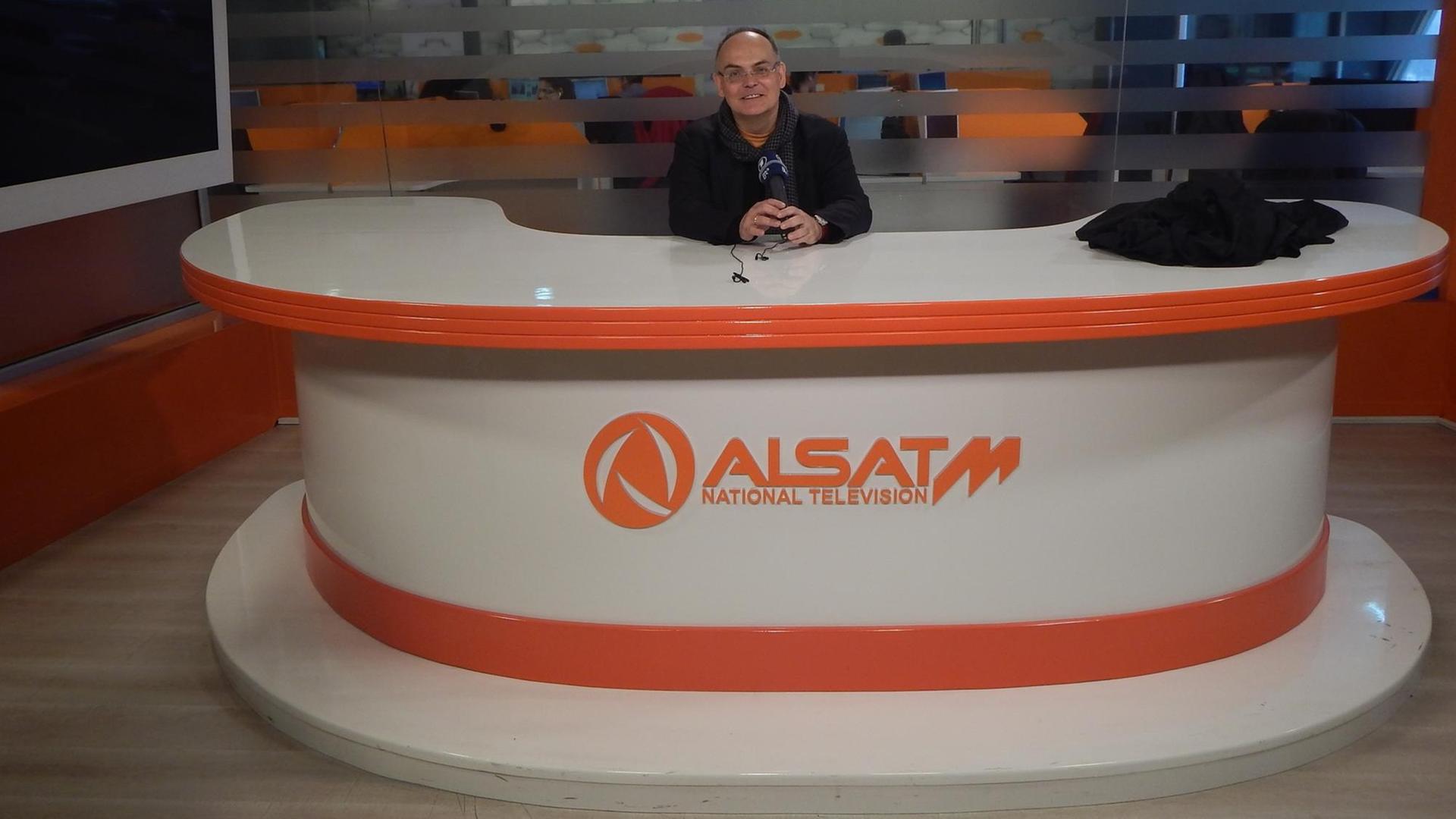ARD-Korreposndent Stephan Ozsváth im Alsat M-Studio in Skopje.