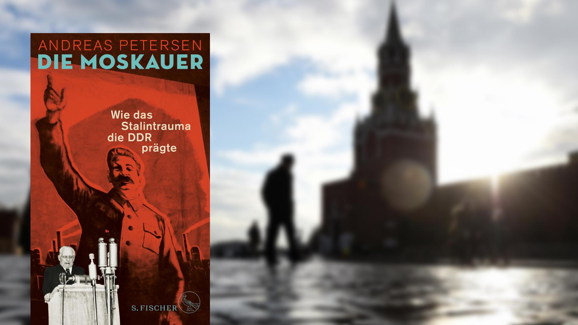 Andreas Petersen zeichnet in seinem Buch ein Porträt "Der Moskauer" in der DDR. Das Foto zeigt das rote Buchcover mit Stalin auf einem Hintergrundbild, das den Roten Platz in Moskau zeigt.