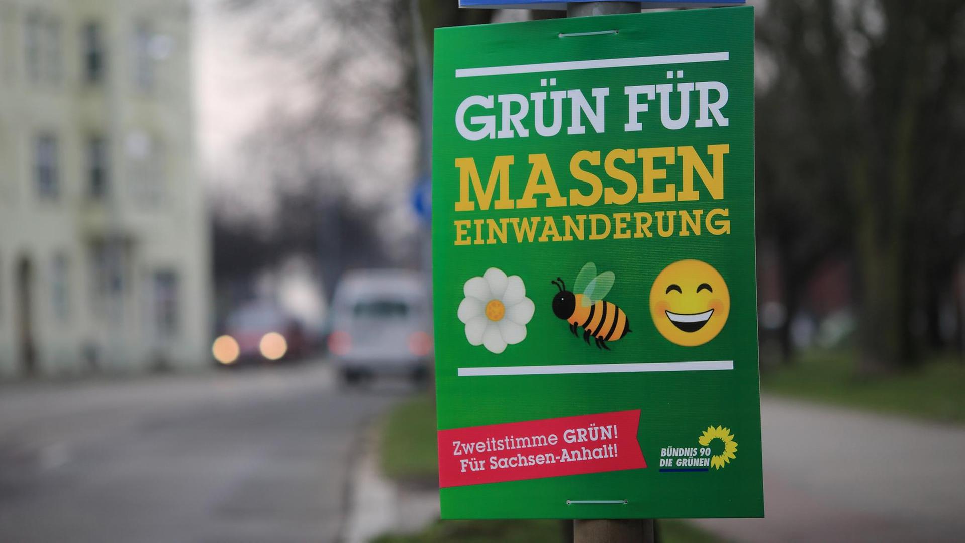 Ein gefälschtes Wahlplakat mit dem Schriftzug "Grün für Masseneinwanderung" in Magdeburg