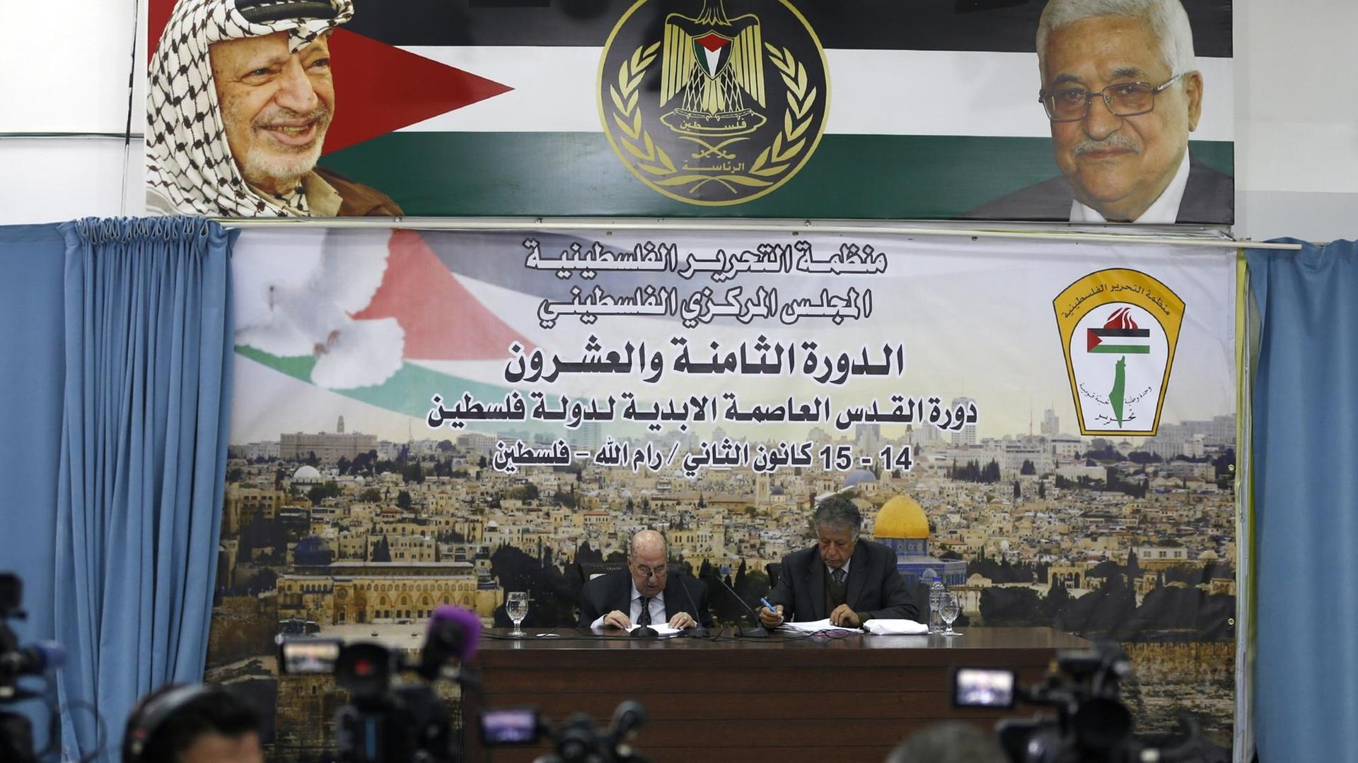 Der PLO-Zentralrat verliest eine Abschlusserklärung nach einer zweitägigen Beratung in Ramallah. Der PLO-Zentralrat verliest eine Abschlusserklärung nach einer zweitägigen Beratung in Ramallah.