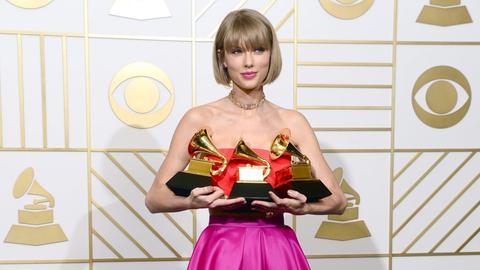 Die US-Sängerin Taylor Swift präsentiert bei der Grammy-Verleihung am 16.2.2016 in Los Angeles ihre drei Preise.