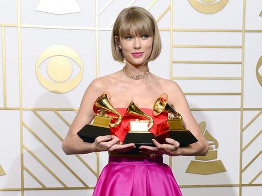 Die US-Sängerin Taylor Swift präsentiert bei der Grammy-Verleihung am 16.2.2016 in Los Angeles ihre drei Preise.