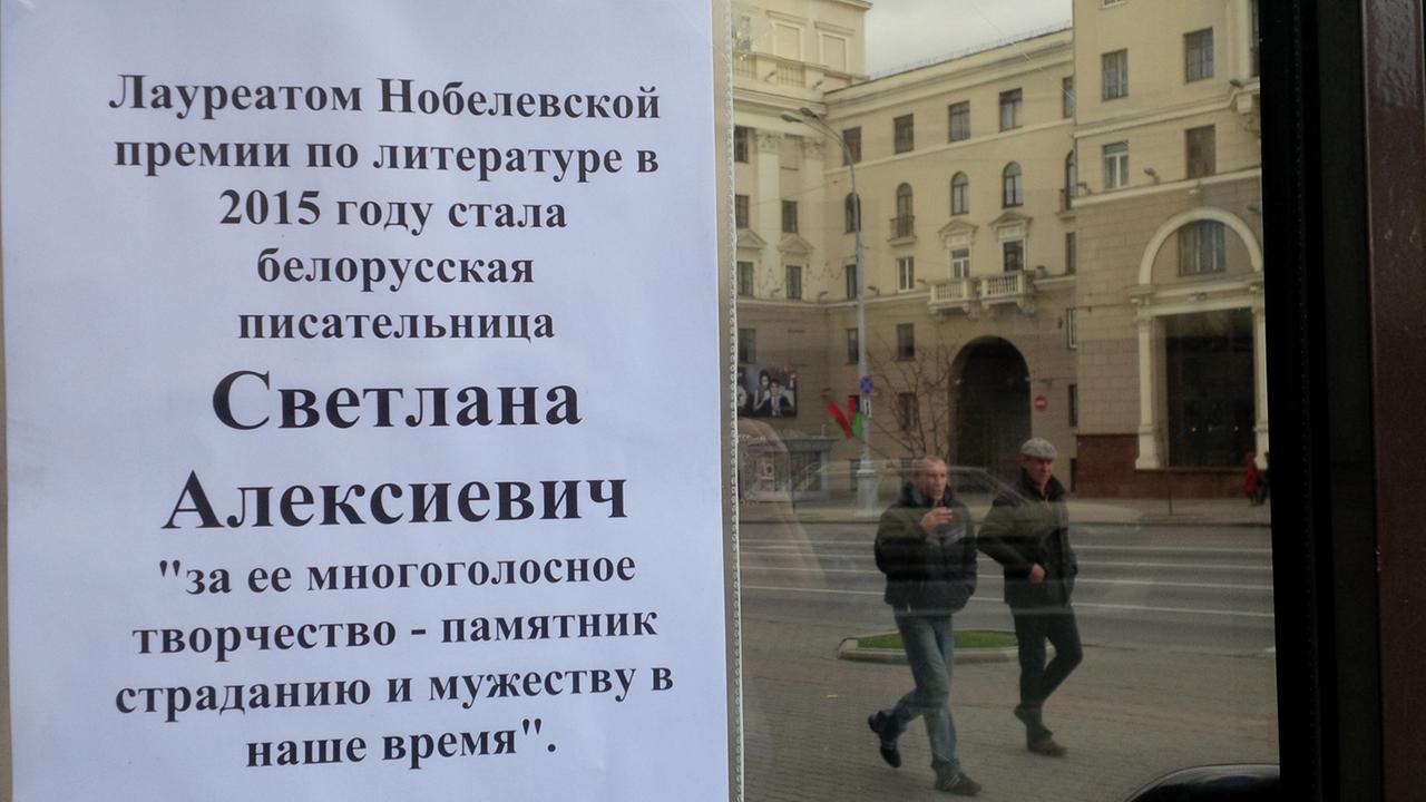Der einzige Hinweis auf die weißrussische Literaturnobelpreisträgerin in einem Buchladen in Minsk. Der einzige Hinweis auf die weißrussische Literaturnobelpreisträgerin in einem Buchladen in Minsk.