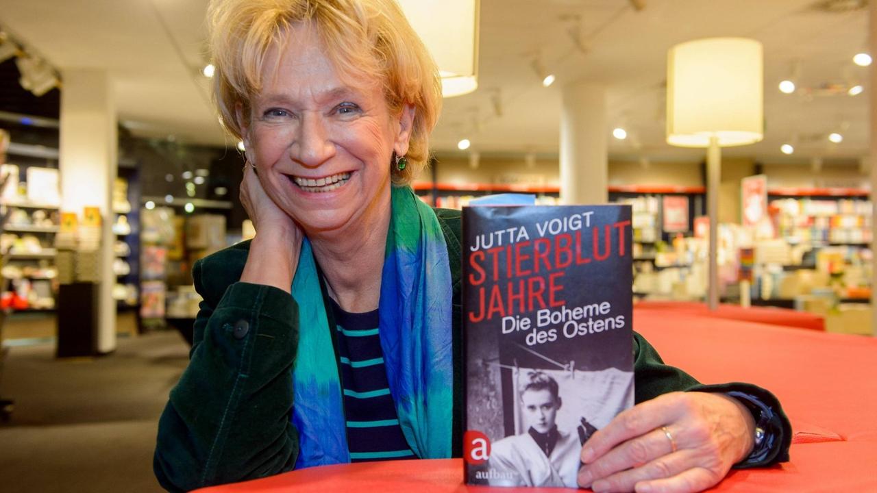 Die Journalistin und Autorin Jutta Voigt beim 20. Literaturfestival des Vereins Erfurter Herbstlese 2016 mit ihrem Buch "Stierblutjahre. Die Boheme des Ostens". Die Journalistin und Autorin Jutta Voigt beim 20. Literaturfestival des Vereins Erfurter Herbstlese 2016 mit ihrem Buch "Stierblutjahre. Die Boheme des Ostens".