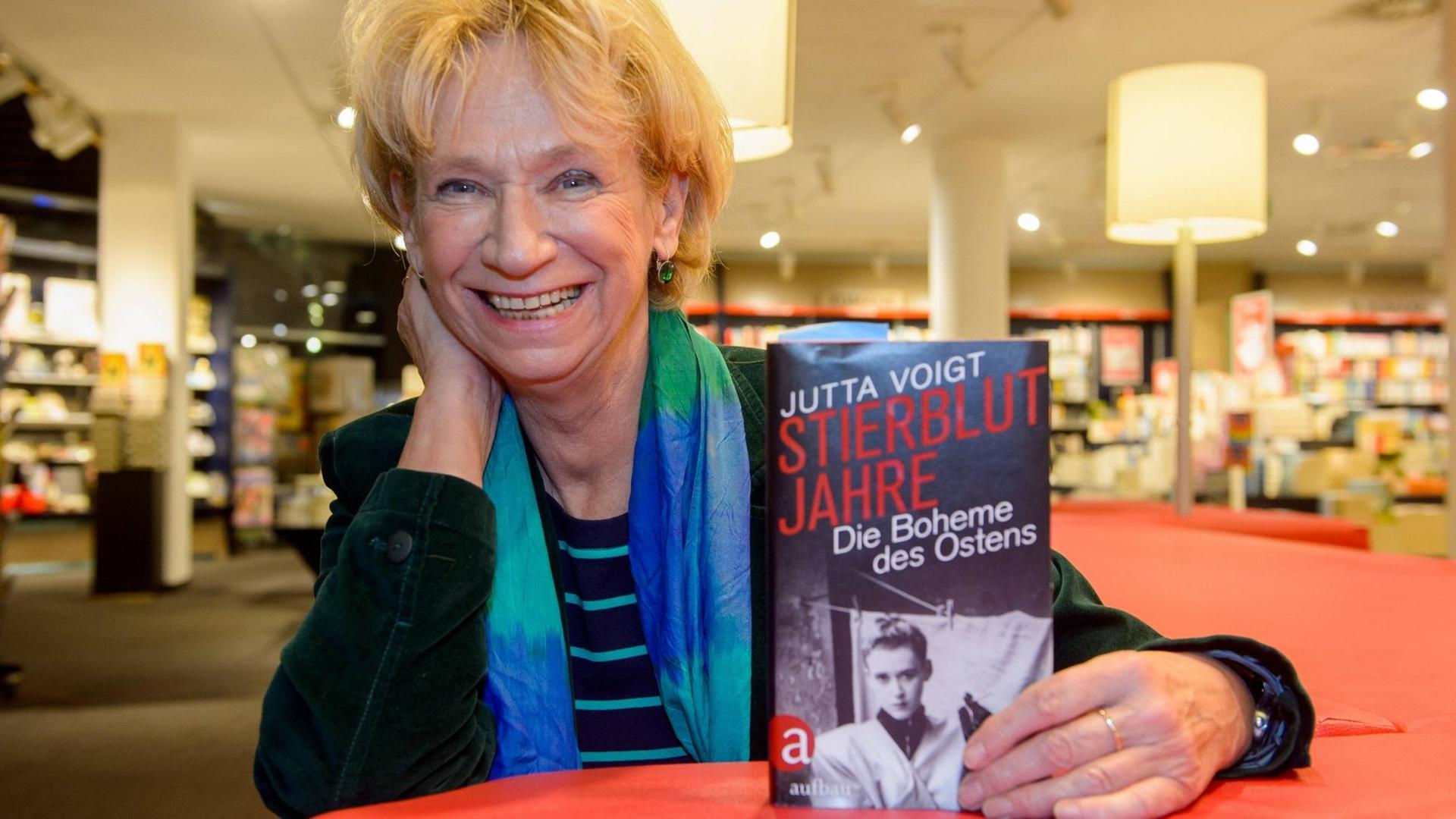 Die Journalistin und Autorin Jutta Voigt beim 20. Literaturfestival des Vereins Erfurter Herbstlese 2016 mit ihrem Buch "Stierblutjahre. Die Boheme des Ostens". Die Journalistin und Autorin Jutta Voigt beim 20. Literaturfestival des Vereins Erfurter Herbstlese 2016 mit ihrem Buch "Stierblutjahre. Die Boheme des Ostens".