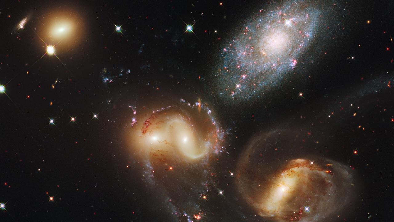 Die Galaxiengruppe "Stephans Quintett", aufgenommen vom Weltraumteleskop Hubble Die Galaxiengruppe "Stephans Quintett", aufgenommen vom Weltraumteleskop Hubble