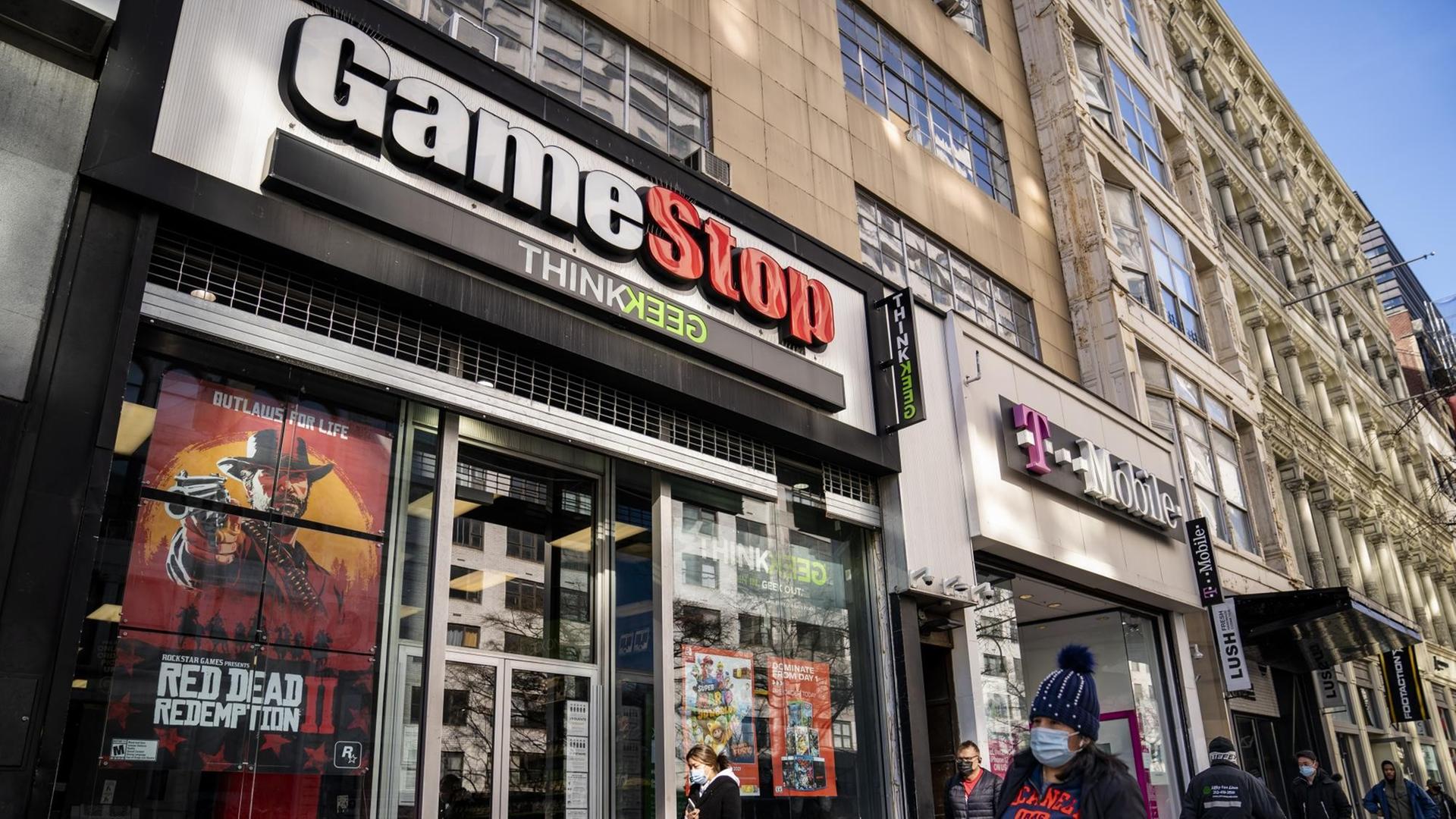 Fußgänger gehen an einem Geschäft von Gamestop vorbei. Fußgänger gehen an einem Geschäft von Gamestop vorbei.