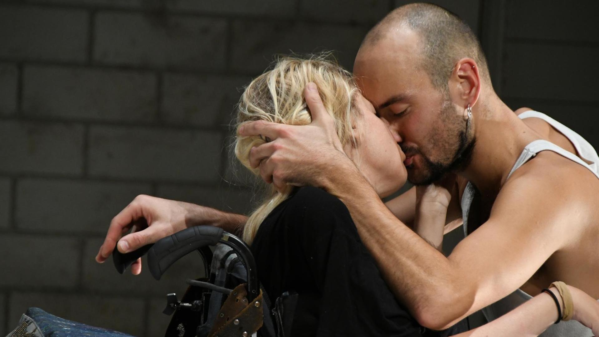 Lucy Wilke & Paweł Duduś in dem Stück „Scores that shaped our friendship”. Lucy Wilke & Paweł Duduś in dem Stück „Scores that shaped our friendship”.