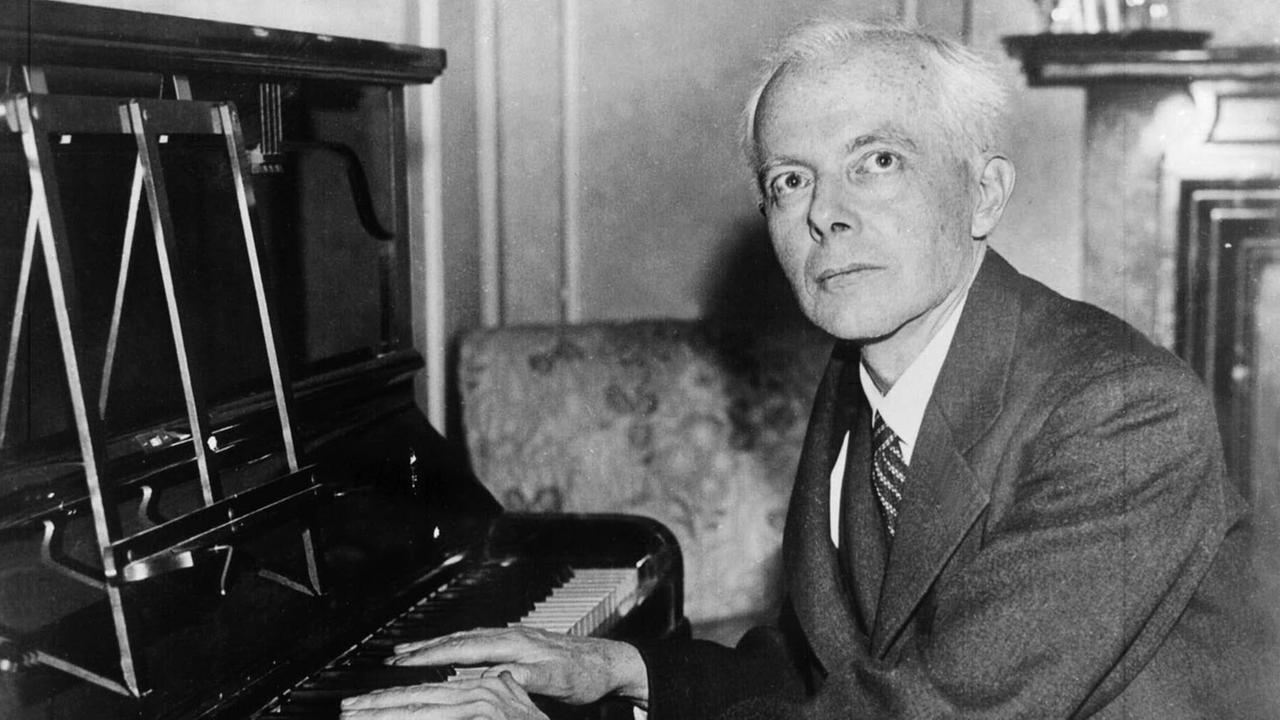 Der ungarische Komponist und Pianist Bela Bartok, aufgenommen in New York am Klavier in einer undatierten Aufnahme. Bartok wurde am 25. März 1881 im rumänischen Nagyszentmiklos (Sinnicolau Mare) geboren und starb am 26. September 1945 in New York.