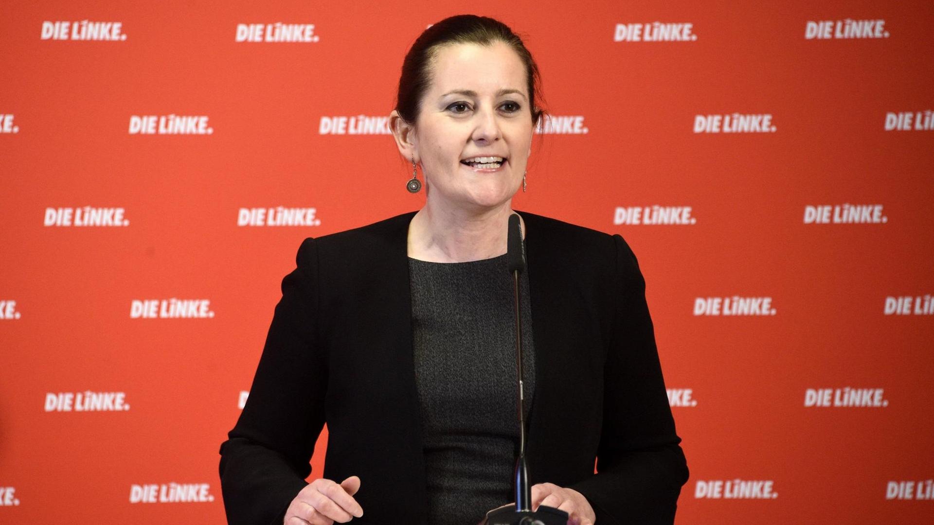 Die Co-Vorsitzende der Linken, Janine Wissler, bei der Pressekonferenz zu aktuellen politischen Themen im Karl-Liebknecht Haus Die Co-Vorsitzende der Linken, Janine Wissler, bei der Pressekonferenz zu aktuellen politischen Themen im Karl-Liebknecht Haus