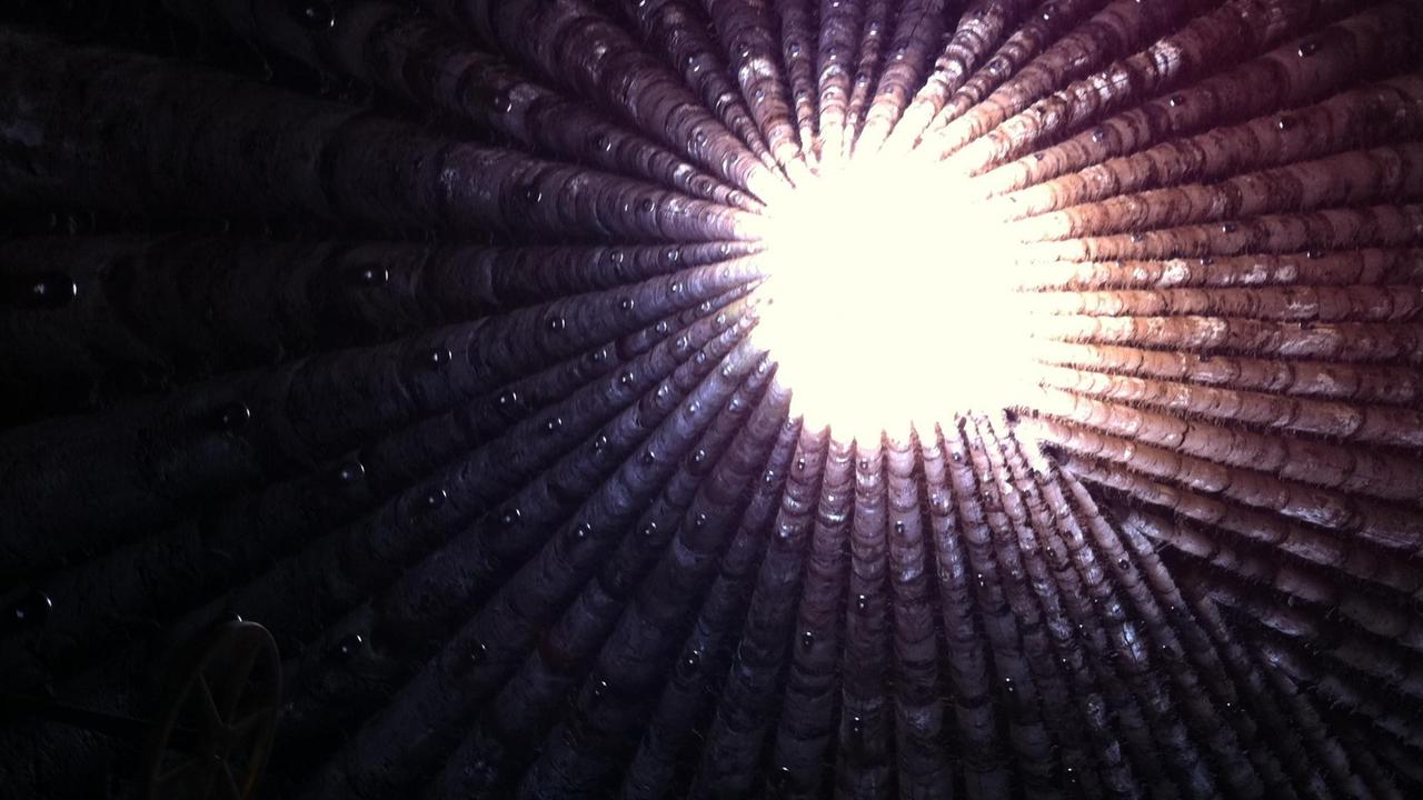 Blick nach Oben: Durch eine Öffnung im Dach dringt Licht in die Bruder-Klaus-Kapelle. Blick nach Oben: Durch eine Öffnung im Dach dringt Licht in die Bruder-Klaus-Kapelle.