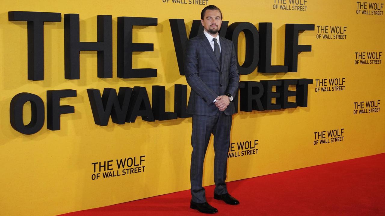 Sie sehen Leonardo Di Caprio bei der Filmpremiere von 'The Wolf of Wall Street' in London. Er steht vor einer gelben Wand mit dem Filmtitel in schwarzen Buchstaben. Sie sehen Leonardo Di Caprio bei der Filmpremiere von 'The Wolf of Wall Street' in London. Er steht vor einer gelben Wand mit dem Filmtitel in schwarzen Buchstaben.