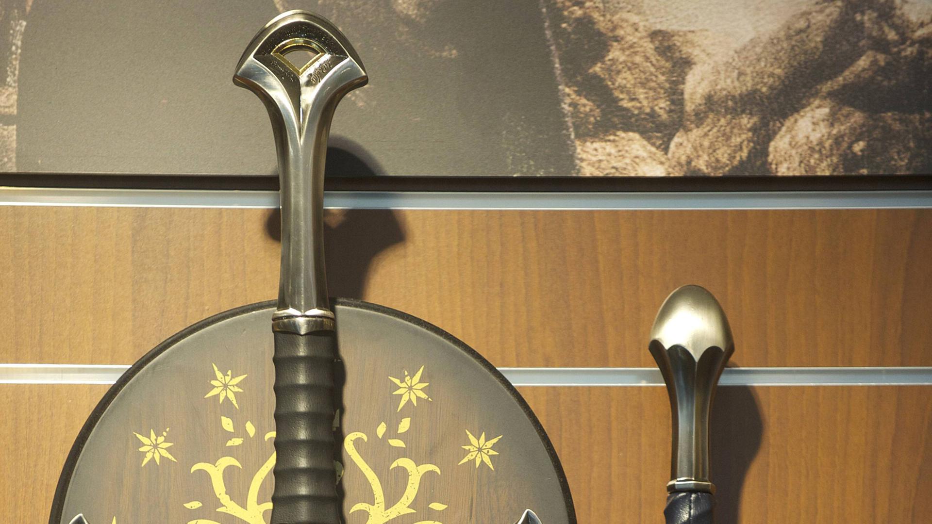 Zwei Schwerter in einem Fachgeschäft für Fantasy-Bedarf des Alexa Shopping Centre in Berlin. Zwei Schwerter in einem Fachgeschäft für Fantasy-Bedarf des Alexa Shopping Centre in Berlin.