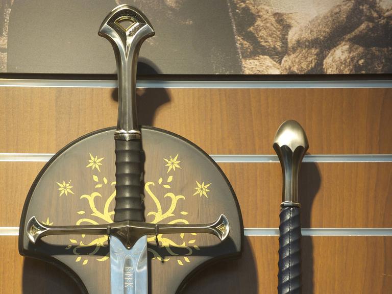 Zwei Schwerter in einem Fachgeschäft für Fantasy-Bedarf des Alexa Shopping Centre in Berlin.