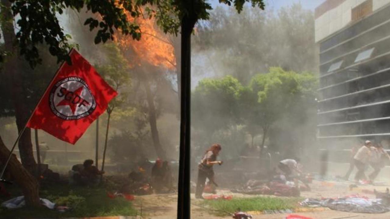 Ein Gebäude in Flammen, Rauch und Menschen am Boden und auch der Flucht. Ein Gebäude in Flammen, Rauch und Menschen am Boden und auch der Flucht.