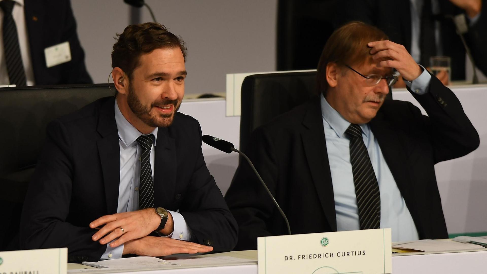 43. Ordentlicher DFB-Bundestag am 27.09.2019 in Frankfurt am Main: Generalsekretär Friedrich Curtius (links) und Vizepräsident Rainer Koch. 43. Ordentlicher DFB-Bundestag am 27.09.2019 in Frankfurt am Main: Generalsekretär Friedrich Curtius (links) und Vizepräsident Rainer Koch.