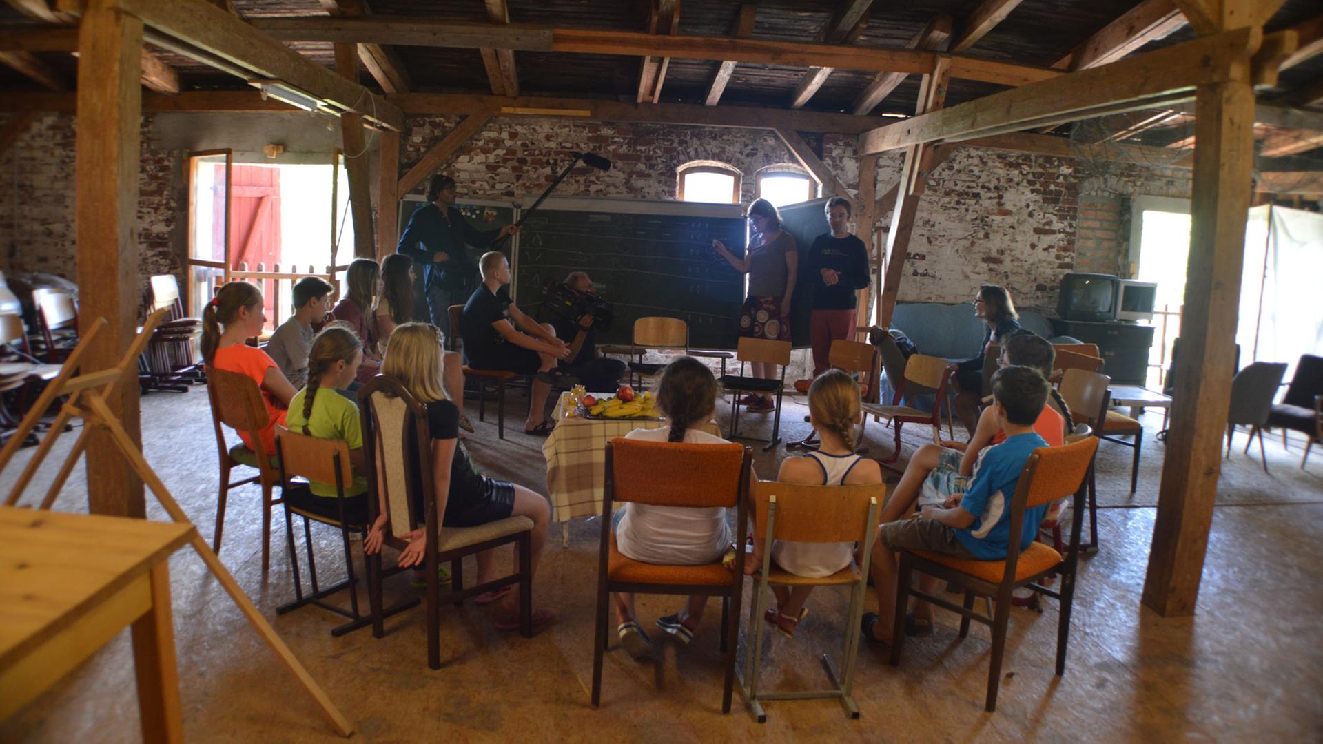 Geflohene Kinder aus der Ukraine nehmen an einem Musik-Workshop des Rundfunk-Sinfonieorchesters Berlin teil Geflohene Kinder aus der Ukraine nehmen an einem Musik-Workshop des Rundfunk-Sinfonieorchesters Berlin teil