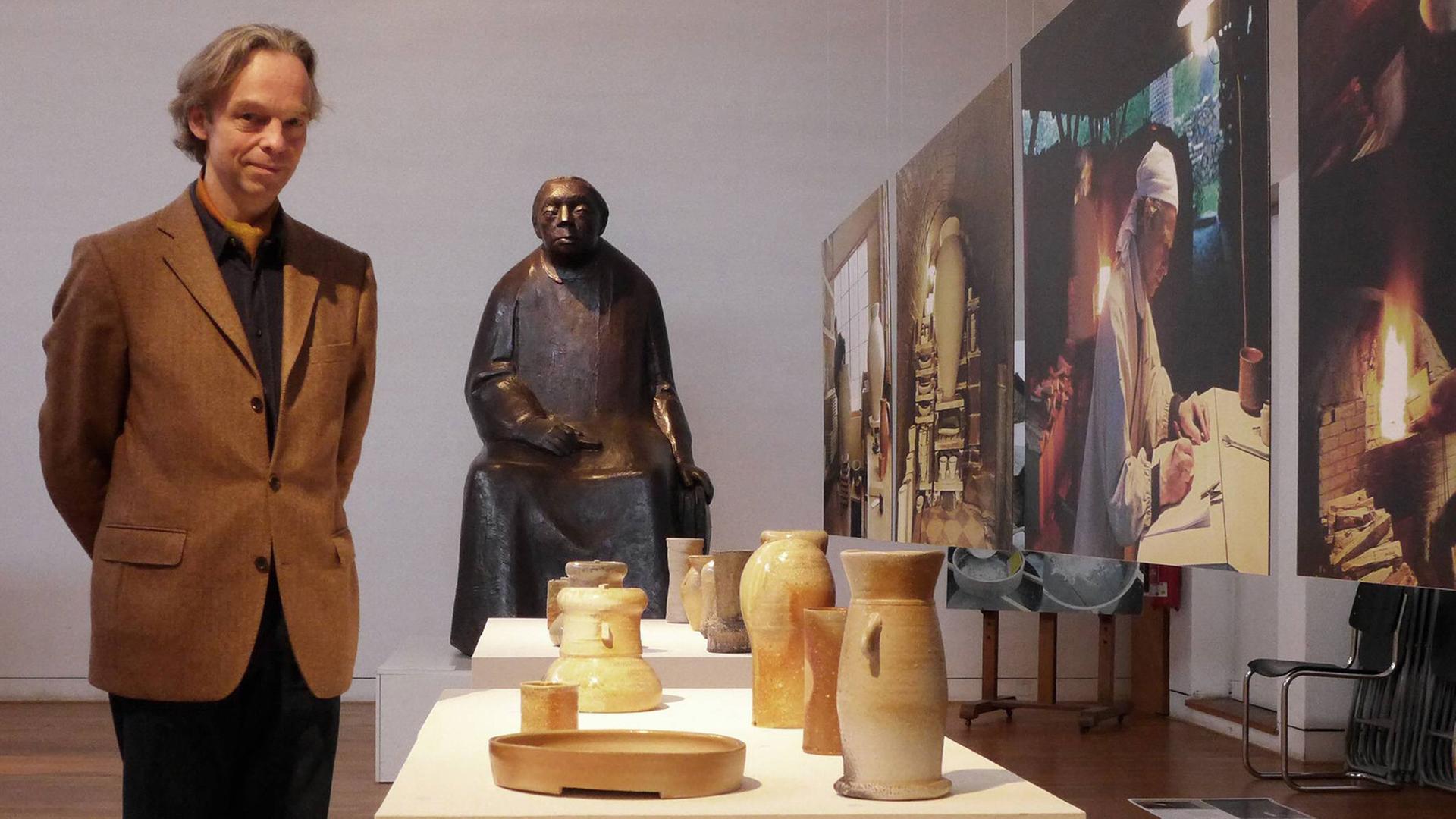 Jan Kollwitz ist Keramiker in japanischer Tradition und Urenkel der Bildhauerin Käthe Kollwitz. Die Aufnahme vom 13.12.2013 zeigt ihn in seiner Ausstellung im Käthe-Kollwitz-Museum in Berlin. Jan Kollwitz ist Keramiker in japanischer Tradition und Urenkel der Bildhauerin Käthe Kollwitz. Die Aufnahme vom 13.12.2013 zeigt ihn in seiner Ausstellung im Käthe-Kollwitz-Museum in Berlin.